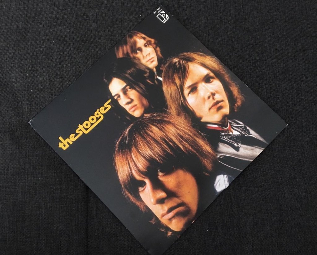 Discos que Formaram meu Caráter (Parte 45) – “The Stooges”… The Stooges (1969) – Por Marcelo Guido