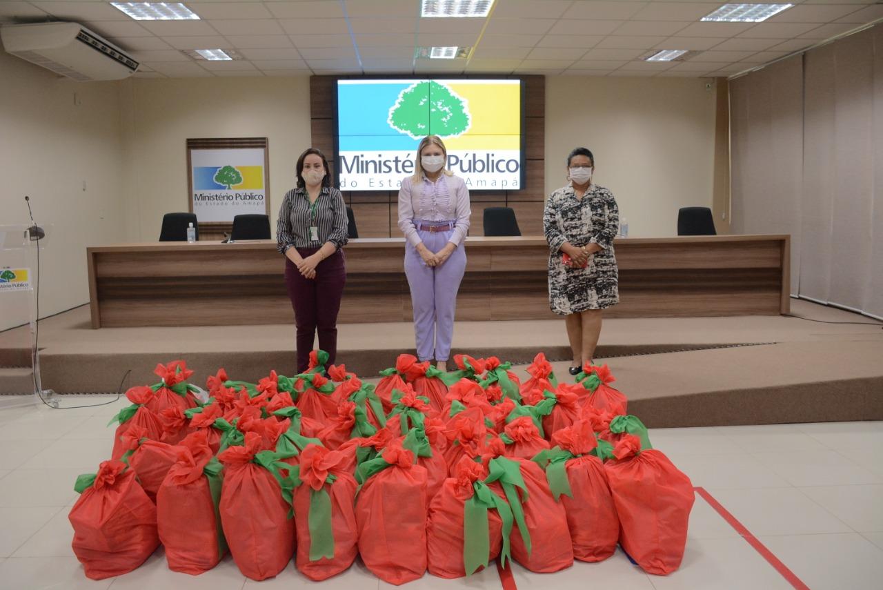MP-AP realiza entrega de 50 cestas básicas da campanha Reviva o Natal