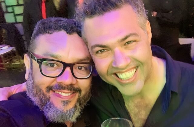 Cantor, músico e compositor Alan Yared gira a roda da vida. Feliz aniversário, brother!