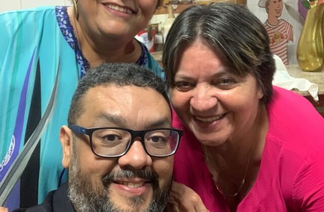 Amiga Simone Rola gira a roda da vida. Feliz aniversário, queridona!